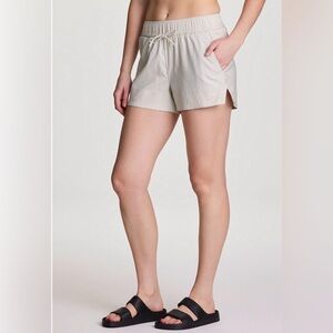 Avalanche Outdoor Women’s Size Large Khaki  Shorts